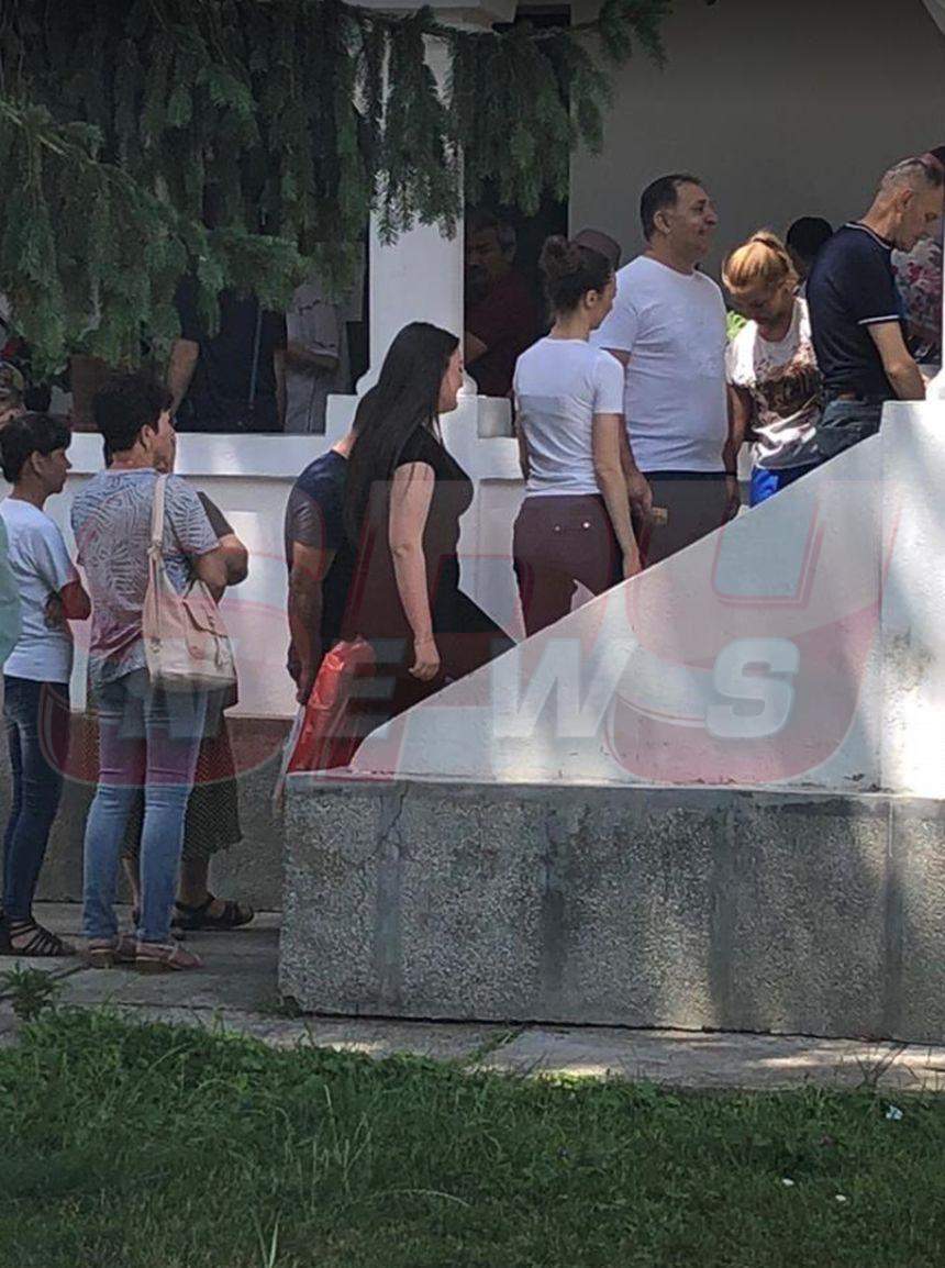 FOTO / Imagini de excepţie cu Vali Vijelie la Mănăstirea Ghighiu. Manelistul s-a rugat pentru fiica sa, care mâine începe BAC-ul