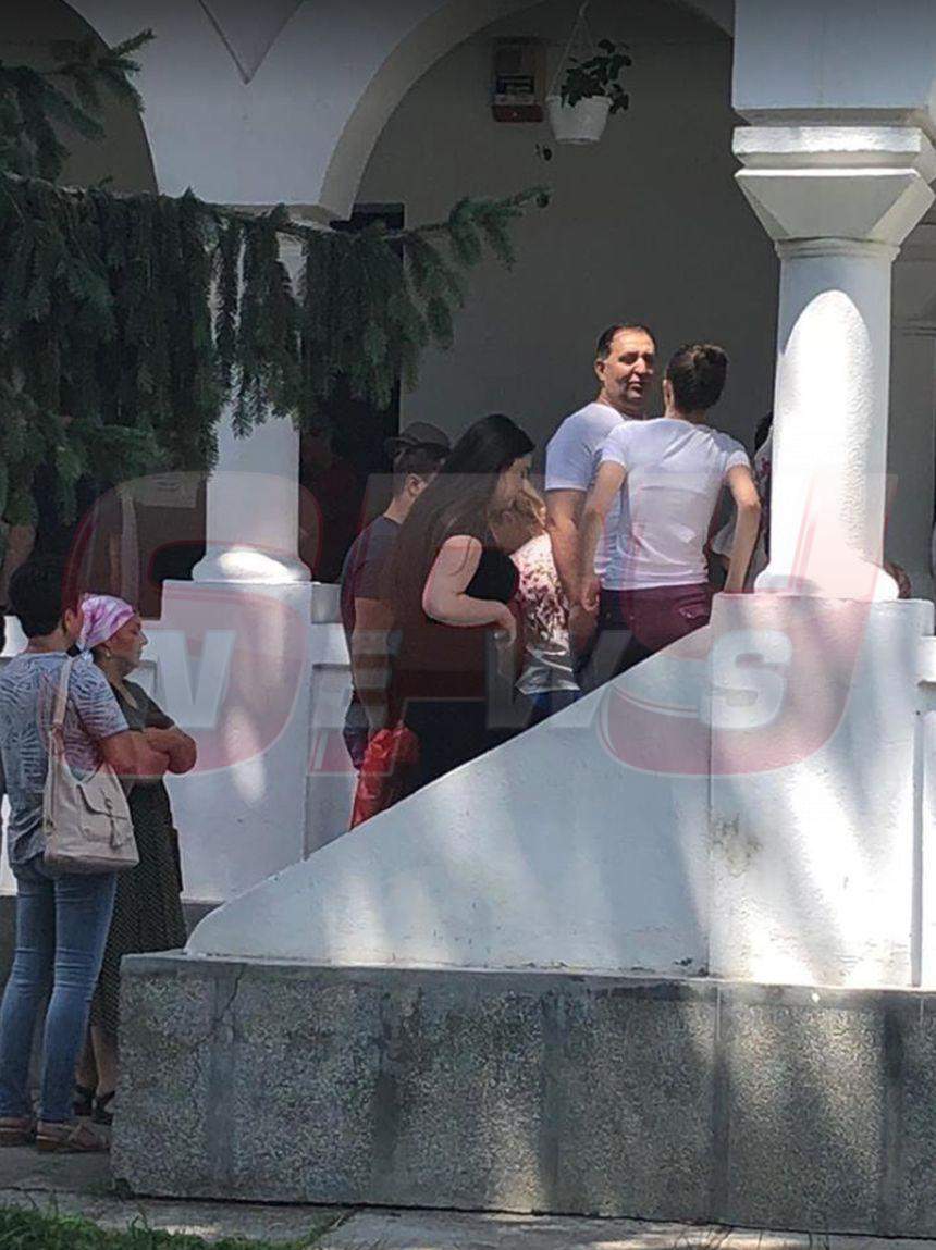 FOTO / Imagini de excepţie cu Vali Vijelie la Mănăstirea Ghighiu. Manelistul s-a rugat pentru fiica sa, care mâine începe BAC-ul