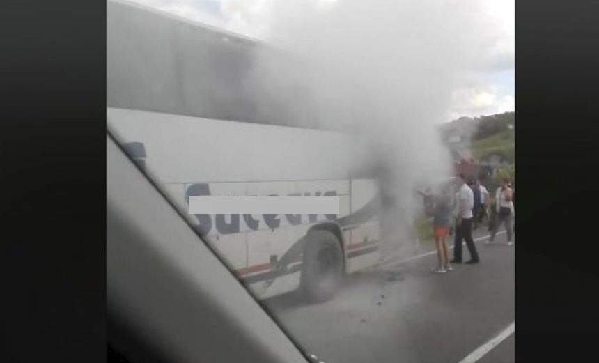 VIDEO / Un autocar cu 45 de călători a luat foc pe un drum din Cluj. În ce stare sunt pasagerii