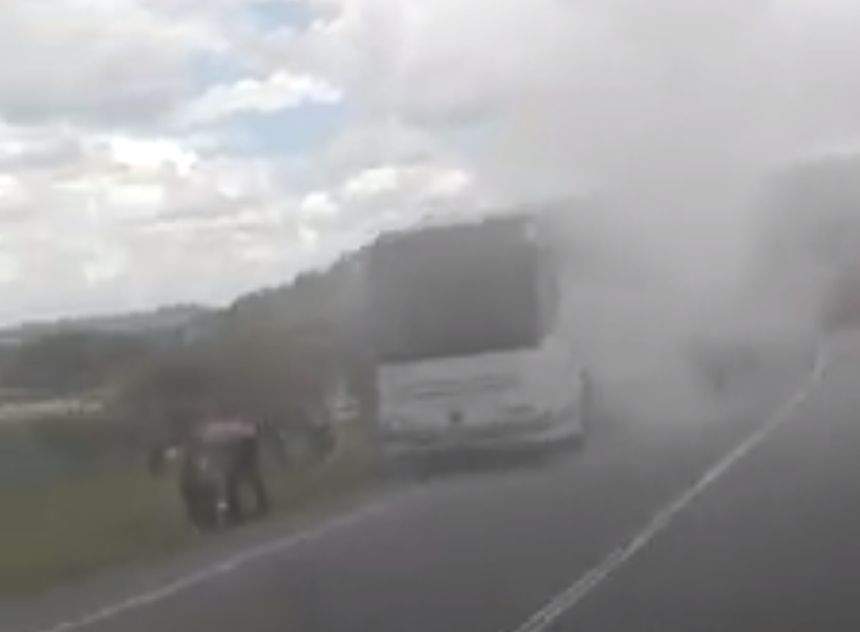 VIDEO / Un autocar cu 45 de călători a luat foc pe un drum din Cluj. În ce stare sunt pasagerii