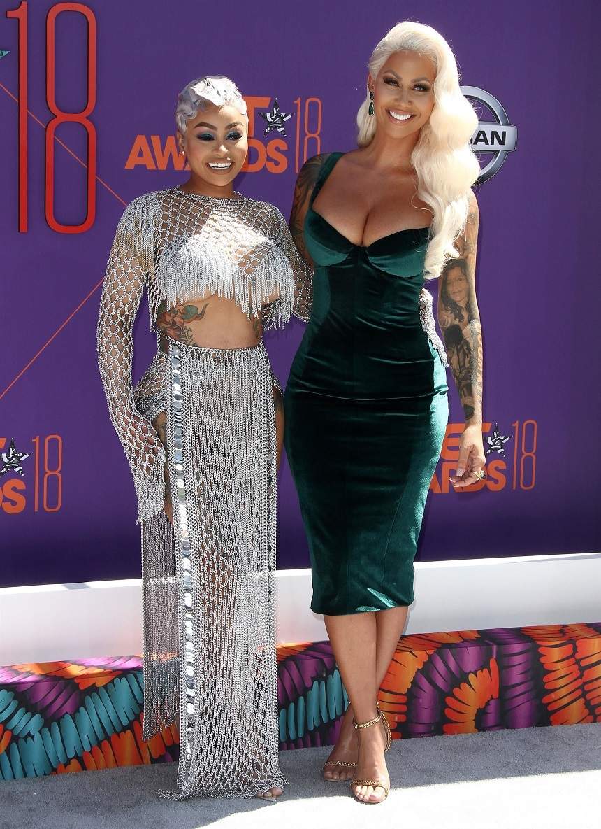 FOTO / Amber Rose și-a sugrumat silicoanele în cea mai mulată rochie și a apărut așa pe covorul roșu. Starleta s-a sărutat cu Blac Chyna