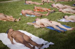 FOTO / Zeci de oameni au făcut yoga în parc, goi pușcă! Imaginile au devenit virale