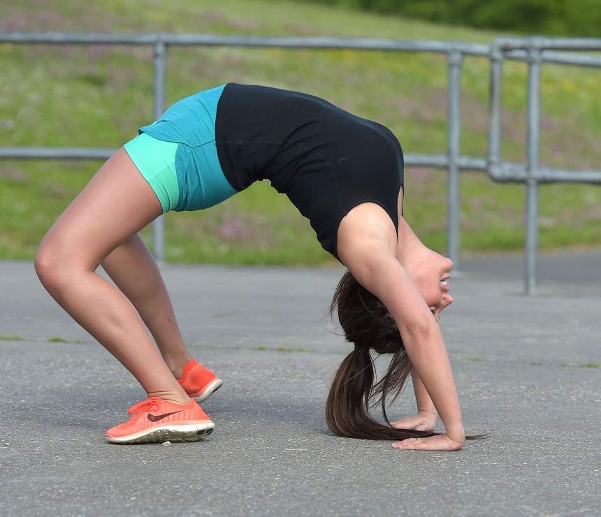 FOTO / Zeci de oameni au făcut yoga în parc, goi pușcă! Imaginile au devenit virale