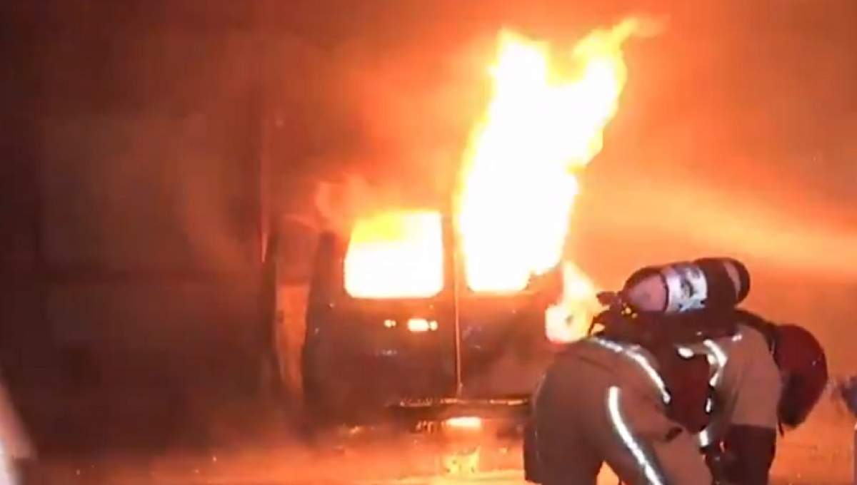 FOTO&VIDEO / Atentat la sediul unui ziar uriaș! O furgonetă a intrat intenționat în clădire și a luat foc