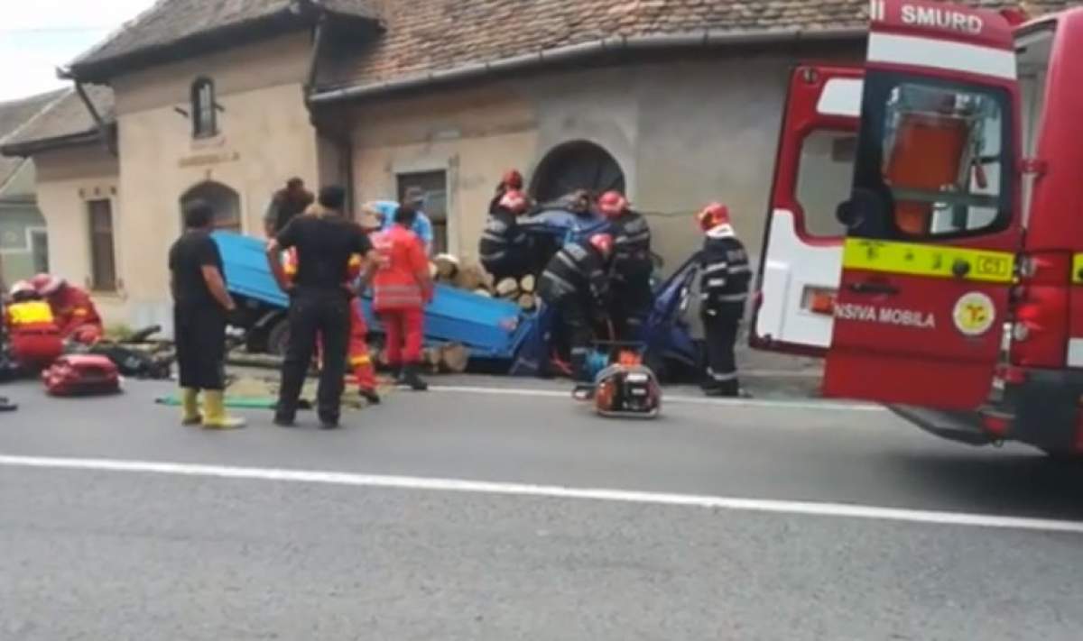 VIDEO / Accident terifiant în Sibiu. Trei victime, după ce un camion s-a izbit de zidul unei case