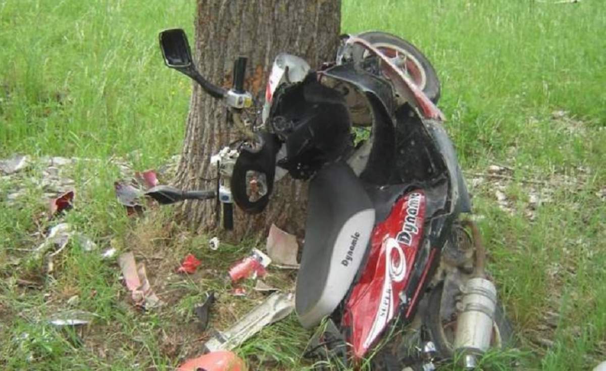 Un bărbat fără permis din Suceava, mort după ce s-a izbit cu scuterul de un copac. A fost proiectat câțiva metri