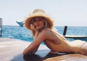 FOTO / Una dintre cele mai hot blonde şi-a etalat silueta trasă prin inel, pe un yacht