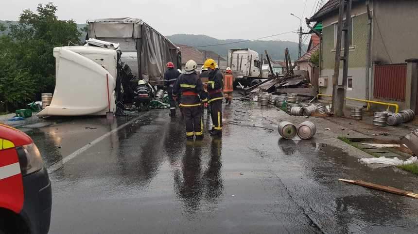 FOTO / Accident de proporții în Mureș, după ce două TIR-uri s-au ciocnit frontal! Un bărbat a rămas încarcerat