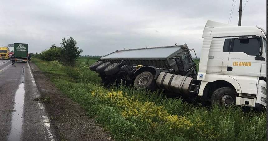 Accident cu mai multe victime în Neamţ! Trei autocamioane s-au ciocnit