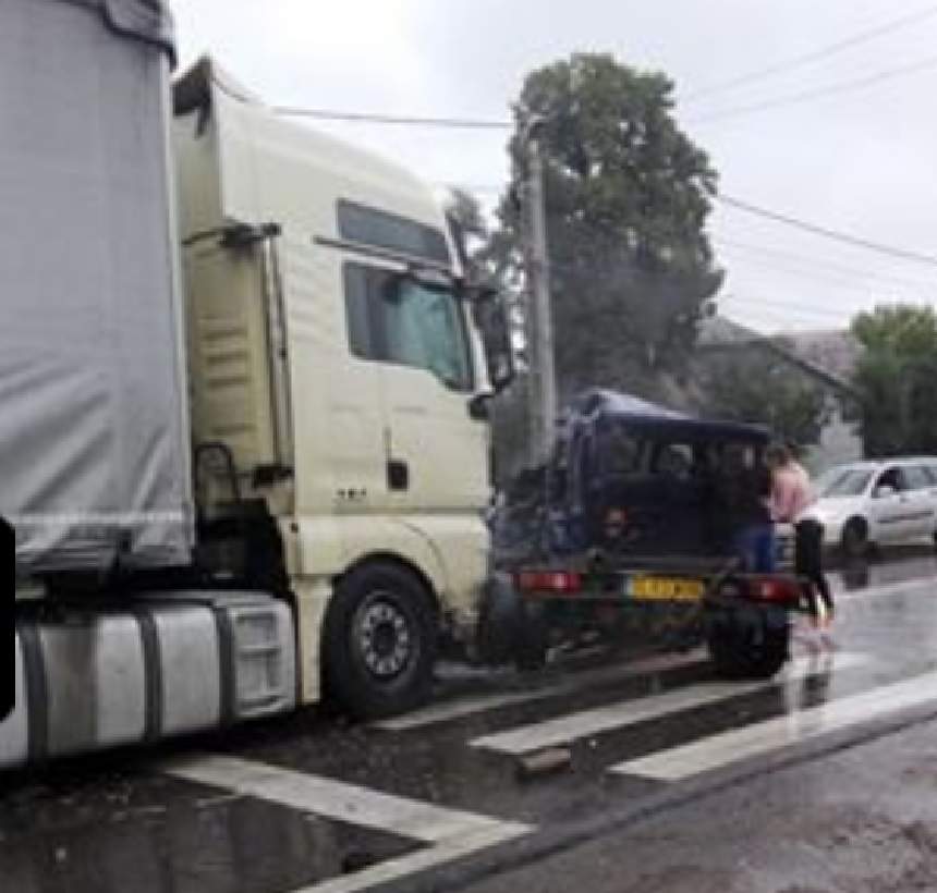 FOTO / Accident foarte grav în Suceava! Un om a murit şi alte trei persoane sunt grav rănite