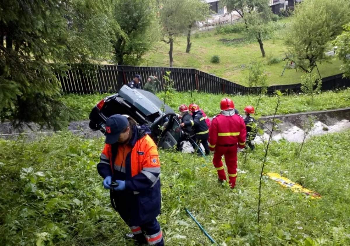 Accident mortal în Sinaia, între un autocar cu 48 de turişti şi un autoturism. Imagini dramatice