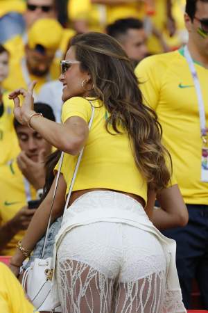 Foto / Cel mai sexy model brazilian, în tribune, la meci. Le-a arătat posteriorul tuturor suporterilor