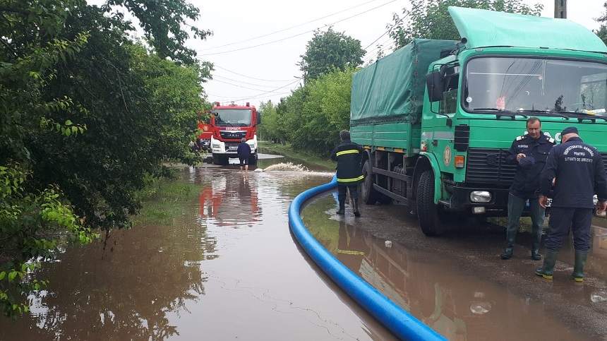 FOTO & VIDEO / Imagini dezastruoase! Ravagii făcute de viitură în 20 de judeţe