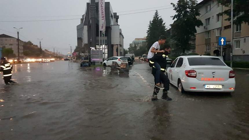 FOTO & VIDEO / Imagini dezastruoase! Ravagii făcute de viitură în 20 de judeţe