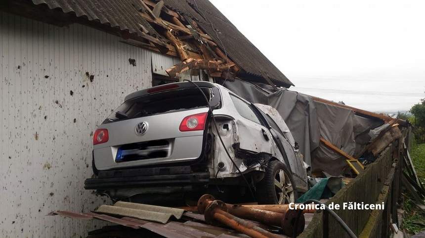 VIDEO / Accident uluitor în Suceava. Doi tineri care goneau cu 250 km/h au făcut praf două acoperișuri. Făceau live pe Facebook