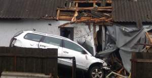 FOTO / Cine este şoferul din Suceava care a sărit cu maşina peste câteva gospodării şi s-a oprit într-un pod! Se află în stare gravă la spital