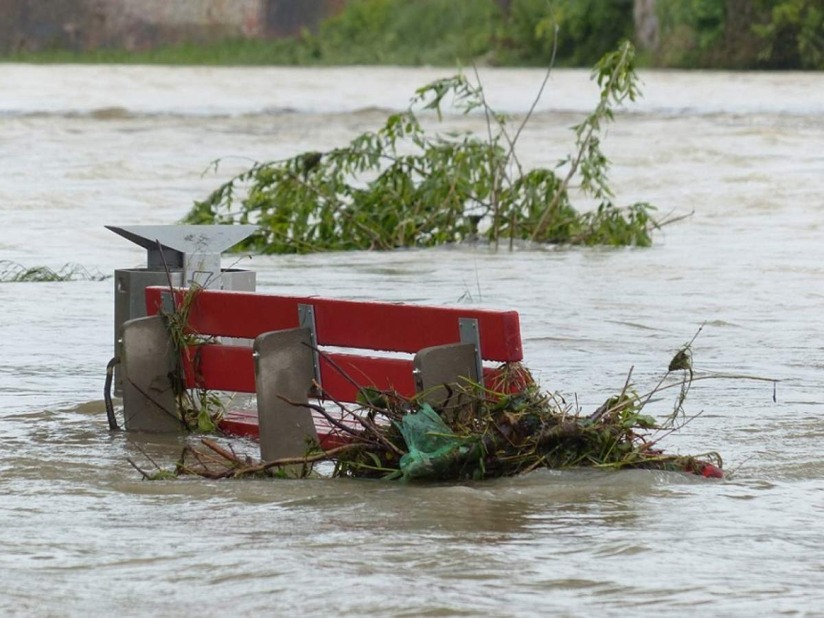 Hidrologii avertizează! În urma ploilor abundente, mai multe județe se află sub cod galben de inundații