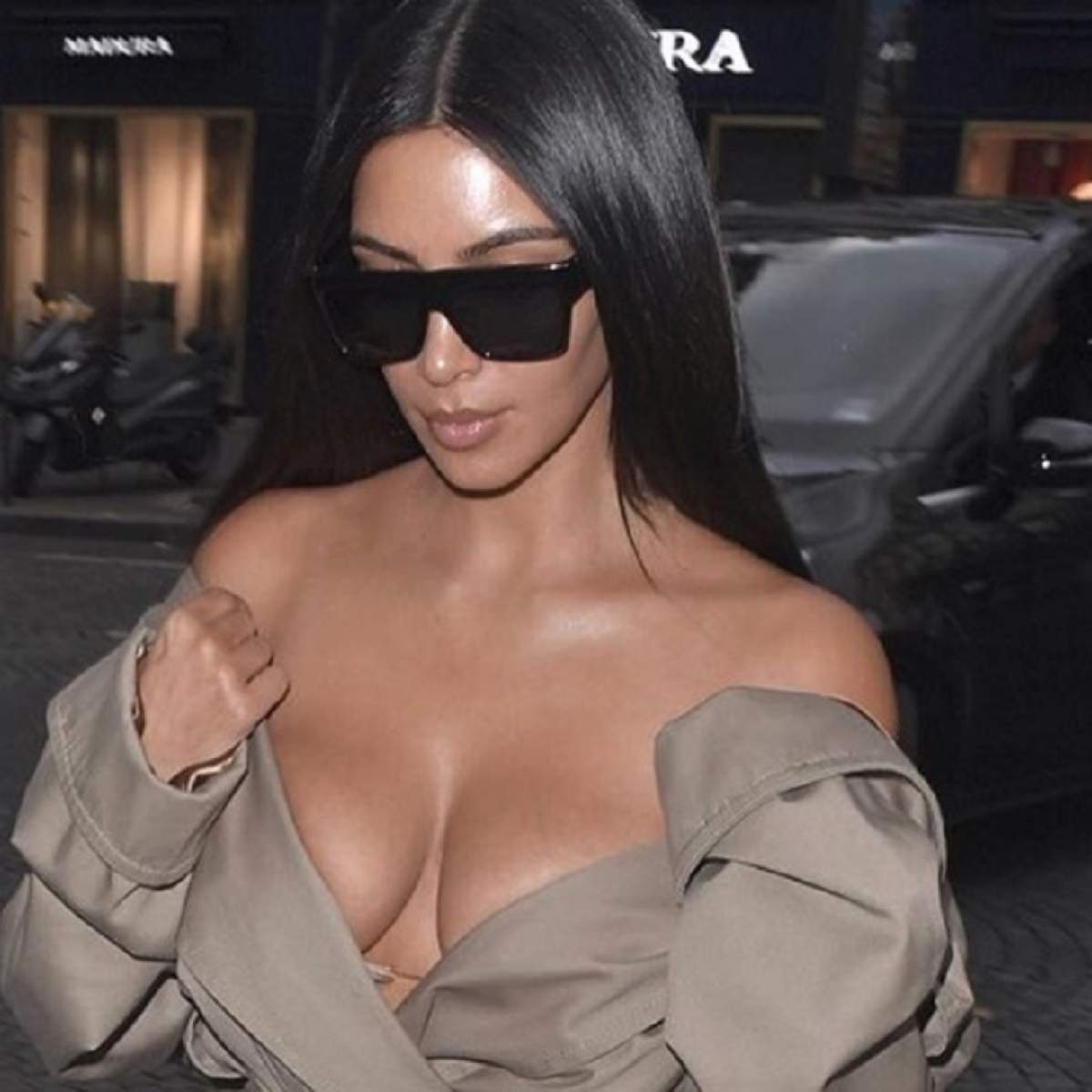 FOTO / Kim Kardashian, aproape goală pe stradă! Și-a acoperit sânii cu două petice de material