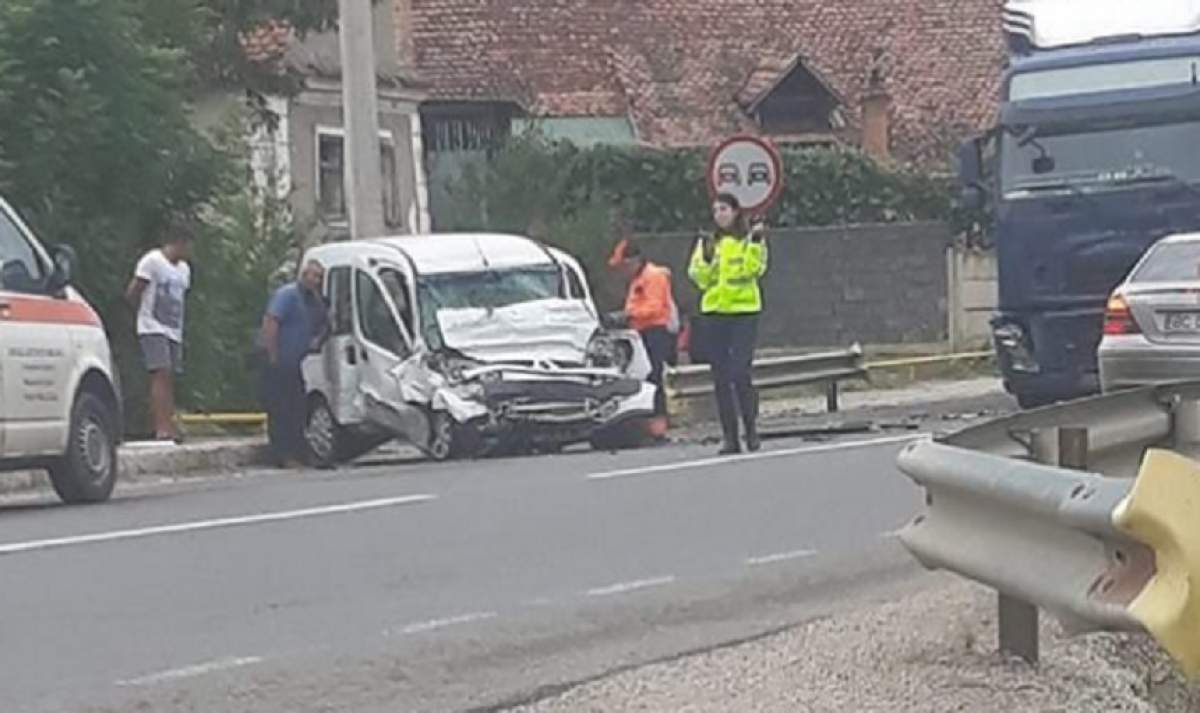 Accident cumplit în Brașov! O mașină s-a ciocnit frontal de un TIR. Un bărbat a murit