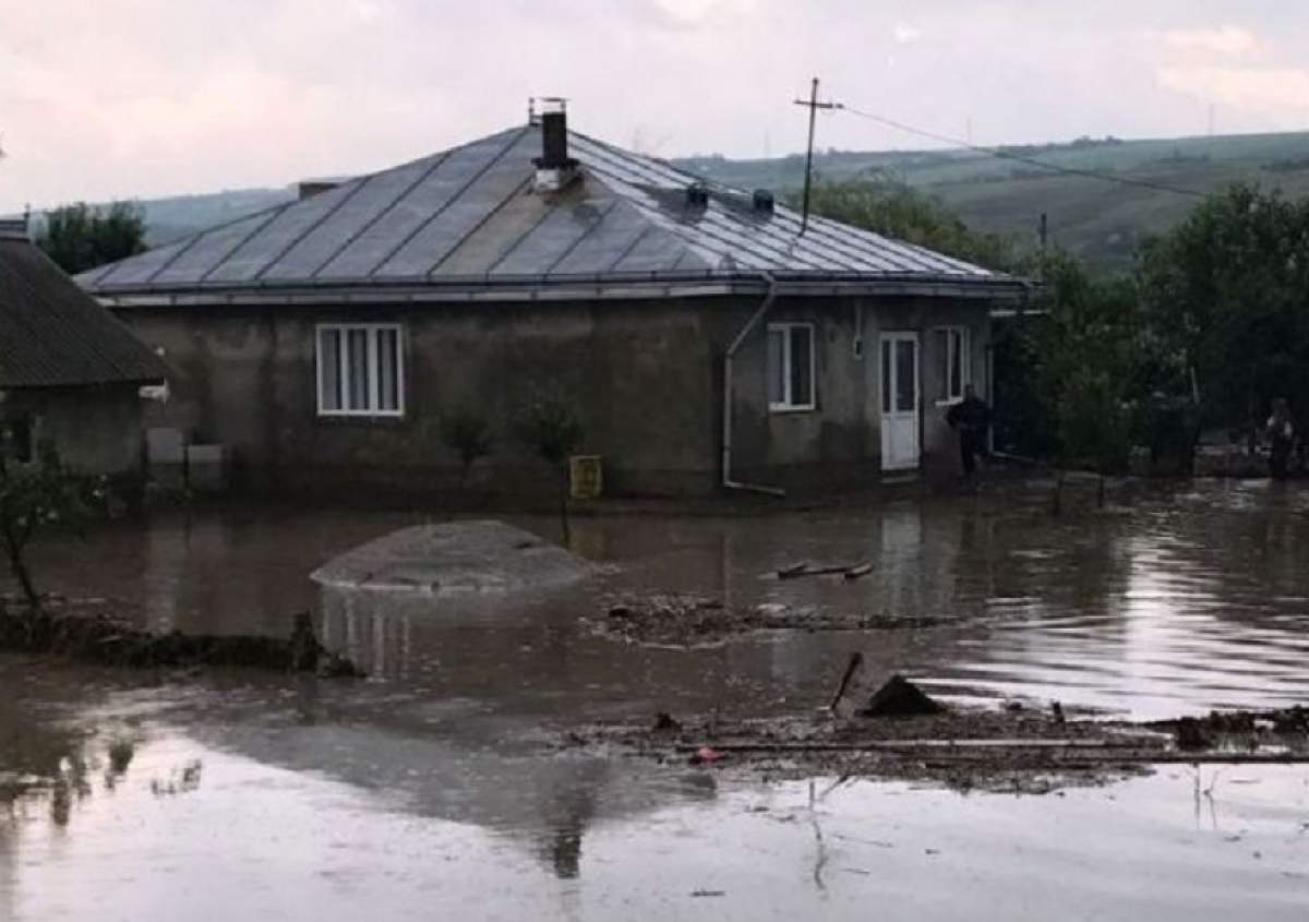Inundațiile fac prăpăd! O bătrână din Botoşani a murit strivită de tavanul casei prăbuşit din cauza apelor