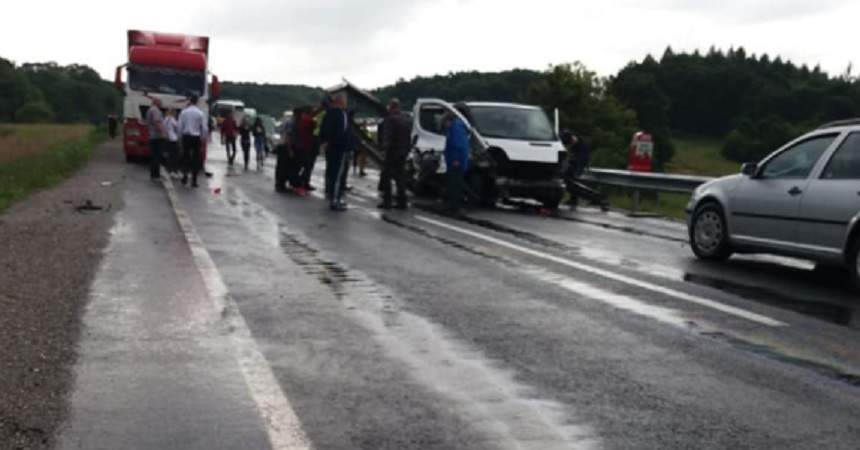 Accident grav în Brașov. Un microbuz a intrat într-un parapet. Două persoane sunt în stare gravă