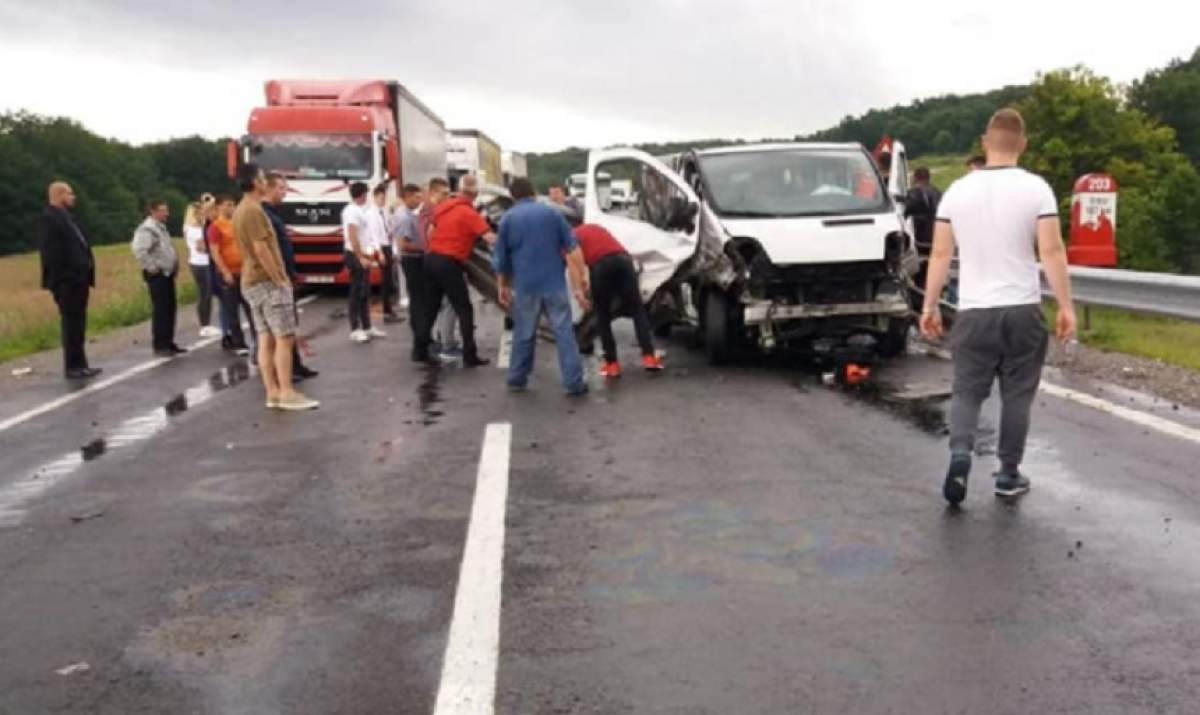 Accident grav în Brașov. Un microbuz a intrat într-un parapet. Două persoane sunt în stare gravă