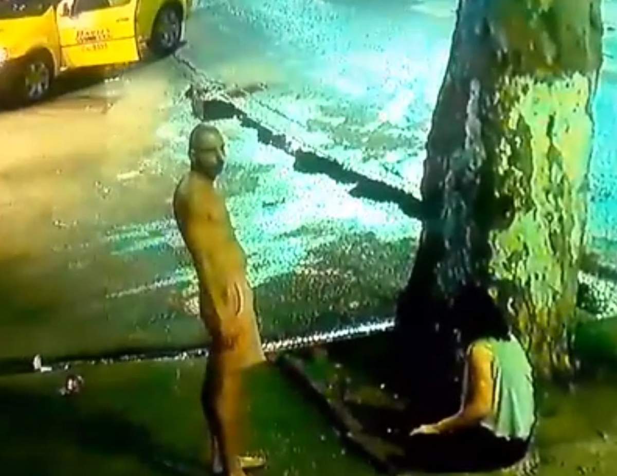 VIDEO / Imagini șocante surprinse în București! Un bărbat își bate cu cruzime propria mamă, chiar pe stradă
