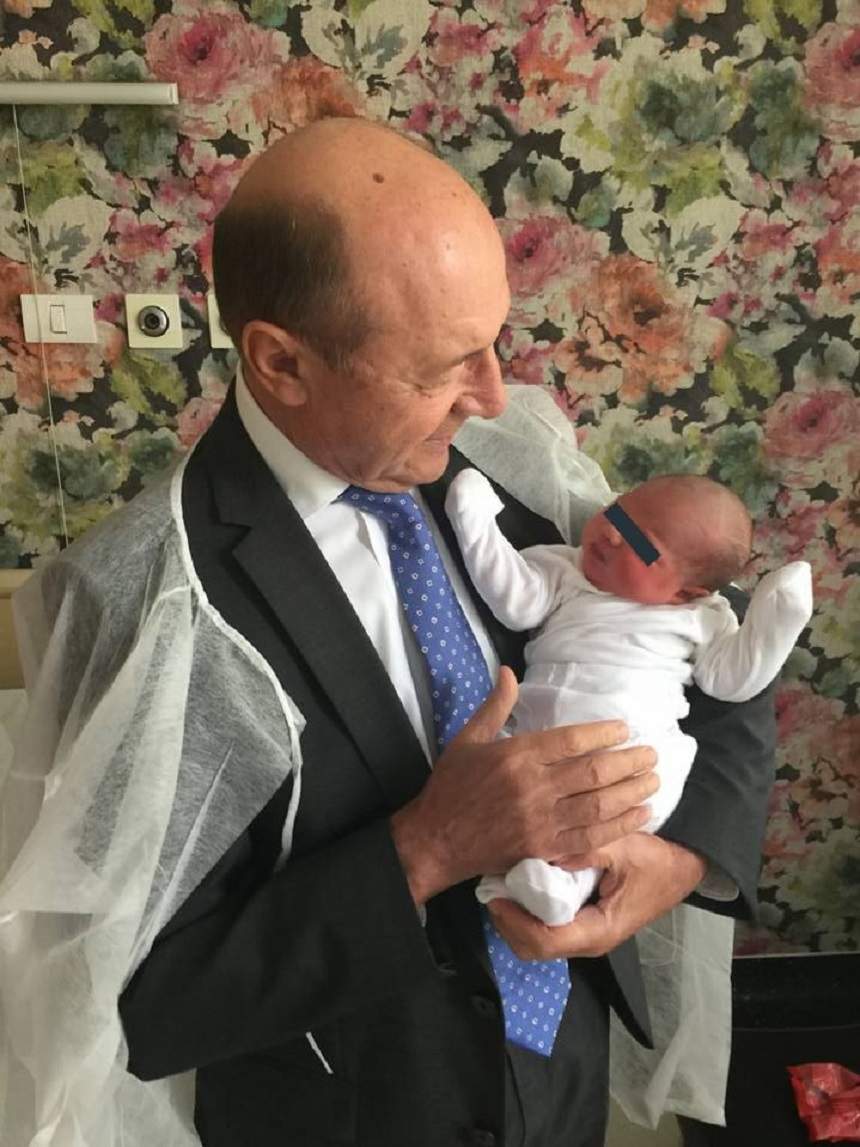 VIDEO / Traian Băsescu, primele declarații după ce EBA a născut a treia oară: „Sunt obișnuit, dar n-ai cum să n-ai emoții”