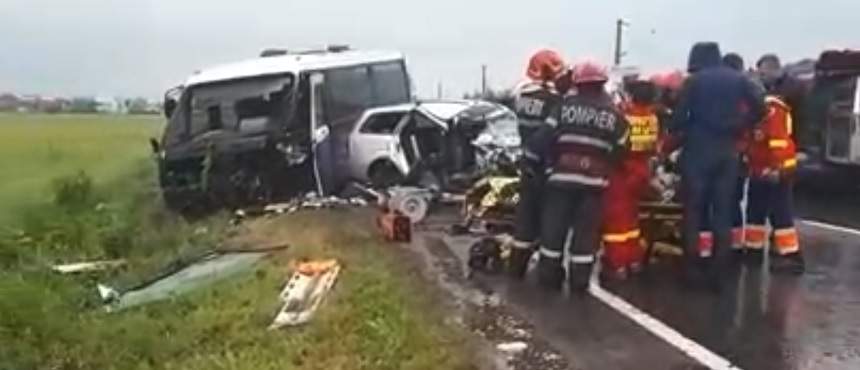 VIDEO / Accident grav pe DN12, între un autoturism și un microbuz cu 20 persoane. A fost activat Planul Roșu de Intervenție