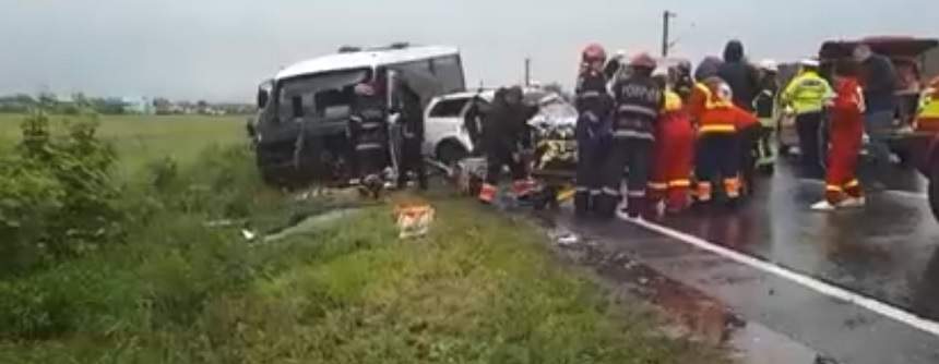 VIDEO / Accident grav pe DN12, între un autoturism și un microbuz cu 20 persoane. A fost activat Planul Roșu de Intervenție