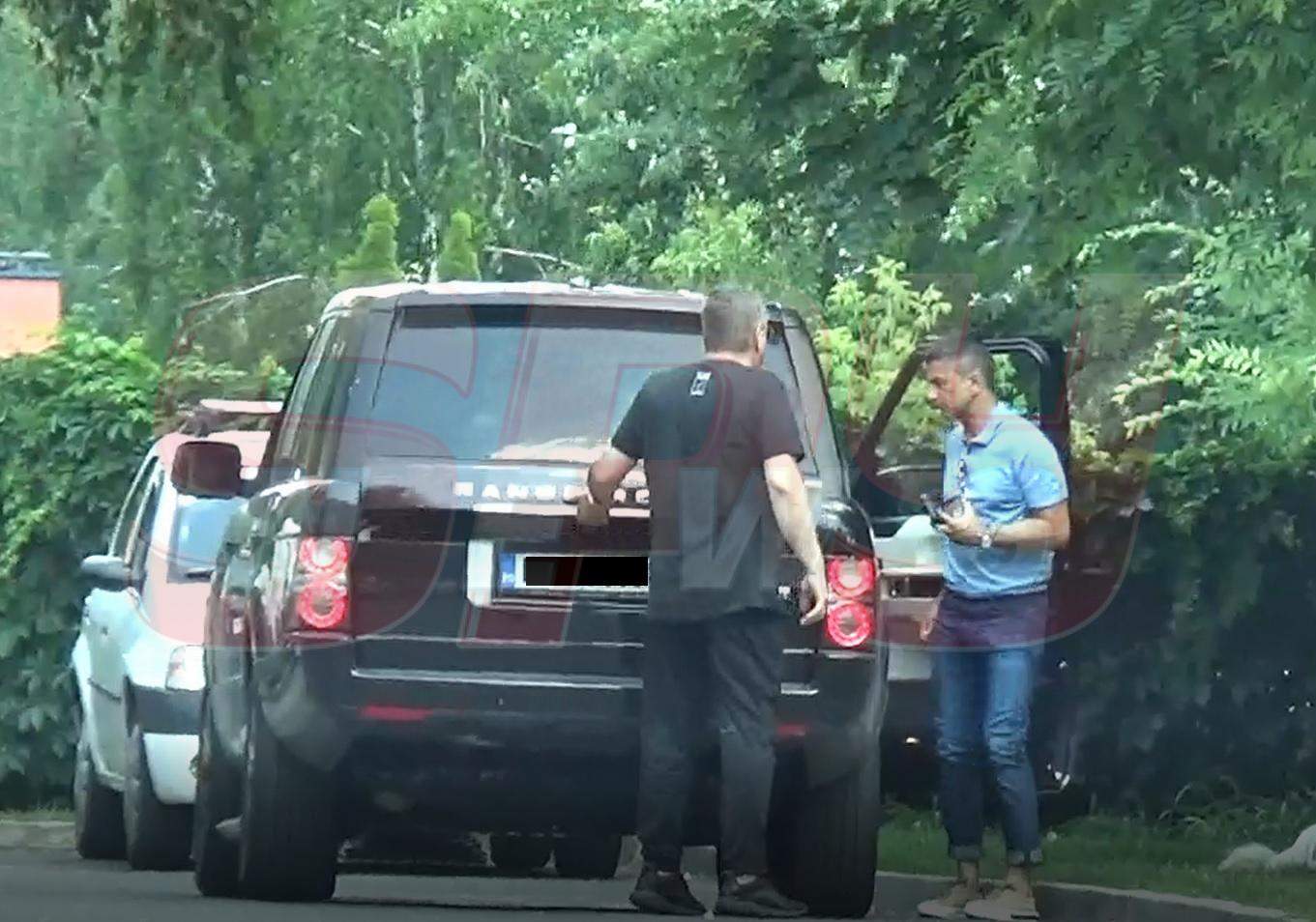 VIDEO PAPARAZZI / Bunic la 49 de ani, Răzvan Lucescu se îmbracă precum un puşti! Apariţie de senzaţie a antrenorului