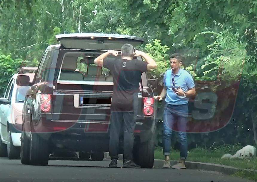 VIDEO PAPARAZZI / Bunic la 49 de ani, Răzvan Lucescu se îmbracă precum un puşti! Apariţie de senzaţie a antrenorului