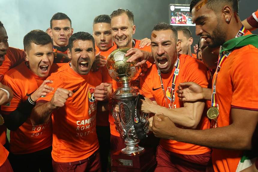 VIDEO PAPARAZZI / Petrecerea continuă pentru campionii de la CFR Cluj! Un star al ardelenilor a stropit succesul obţinut în Liga I cu alcool
