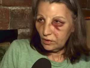 VIDEO / Medicii vinovaţi în cazul bărbatului care şi-a bătut mama pe stradă? În loc să-i dea tratament, l-au sfătuit să meargă la muncă