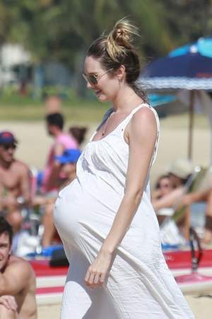 FOTO / Este însărcinată în 9 luni, dar arată mai bine ca niciodată. Modelul celebru a atras toate privile la plajă 