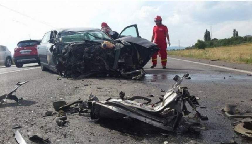 FOTO / Accident teribil pe DN1, după ce trei autoturisme s-au ciocnit violent! Sunt cinci victime, dintre care una încarcerată
