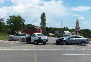 FOTO / Accident teribil pe DN1, după ce trei autoturisme s-au ciocnit violent! Sunt cinci victime, dintre care una încarcerată
