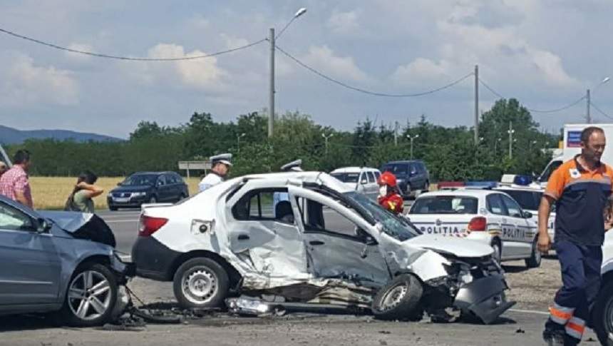 FOTO / Accident teribil pe DN1, după ce trei autoturisme s-au ciocnit violent! Sunt cinci victime, dintre care una încarcerată