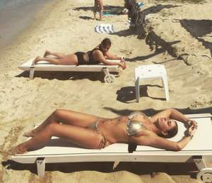 Anamaria Prodan se relaxează într-o vacanţă de vis. Fotografiile cu impresara au stârnit controverse