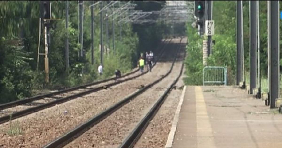 FOTO / Gestul revoltător al unui tânăr, imediat după ce o femeie a fost lovită de tren. Este incredibil ce a putut să facă!