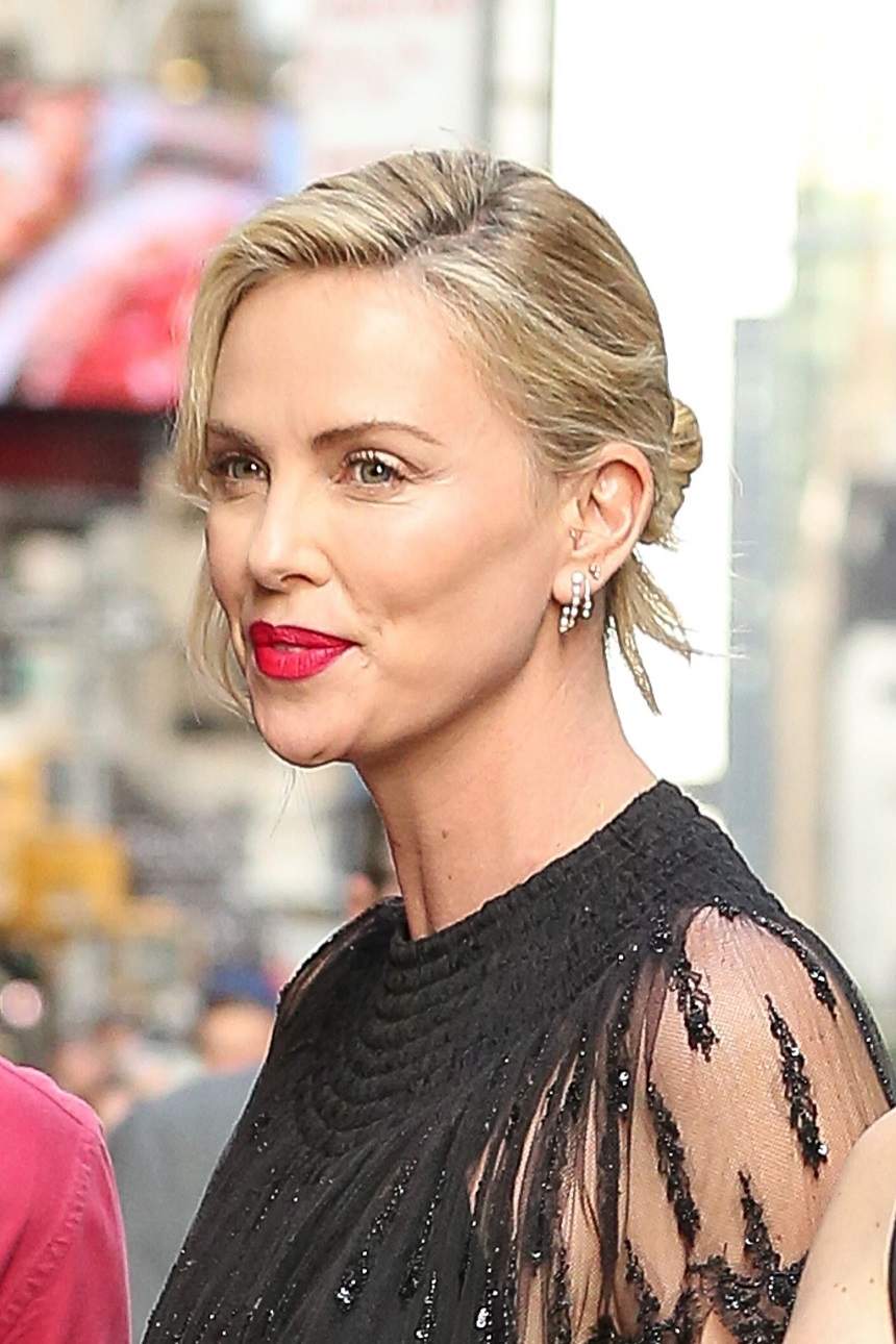 FOTO / Charlize Theron și-a șocat fanii! Vedeta a apărut cu ochii învinețiți și cu sânge la gură