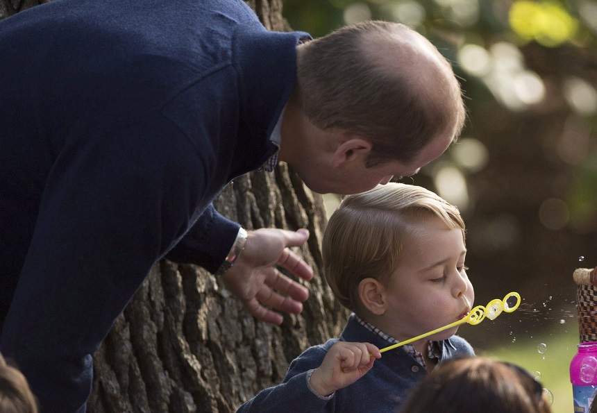 Relația dintre Prințul William și copiii săi, decodată de experții în limbajul corpului. Cu ce diferă Ducele de Cambridge de tații obișnuiți