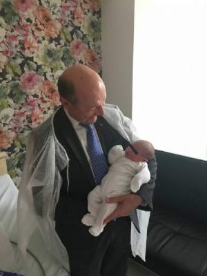 Vizită surpriză primită de Elena Băsescu la spital. Cine a mers să-i vadă fetiţa nou-născută