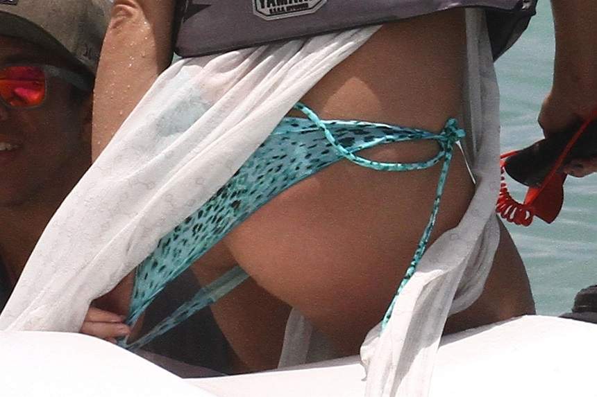 FOTO / Britney Spears, ipostază neplăcută pe plajă. A tras de bikini și a lăsat totul la vedere