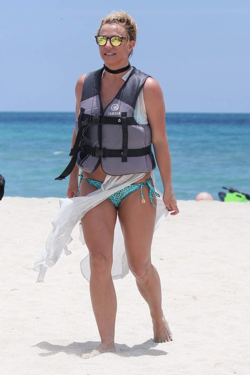 FOTO / Britney Spears, ipostază neplăcută pe plajă. A tras de bikini și a lăsat totul la vedere