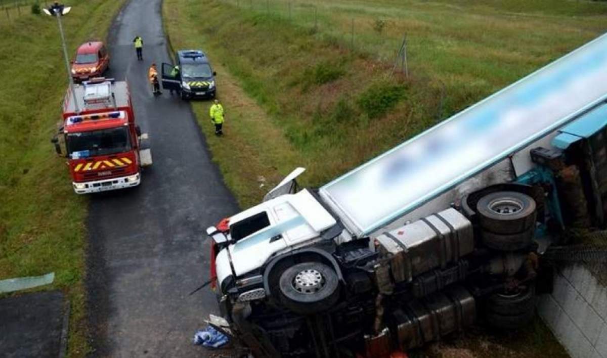 FOTO / O nouă tragedie la volan, din cauza telefonului mobil. Un șofer român a căzut cu TIR-ul de pe șosea