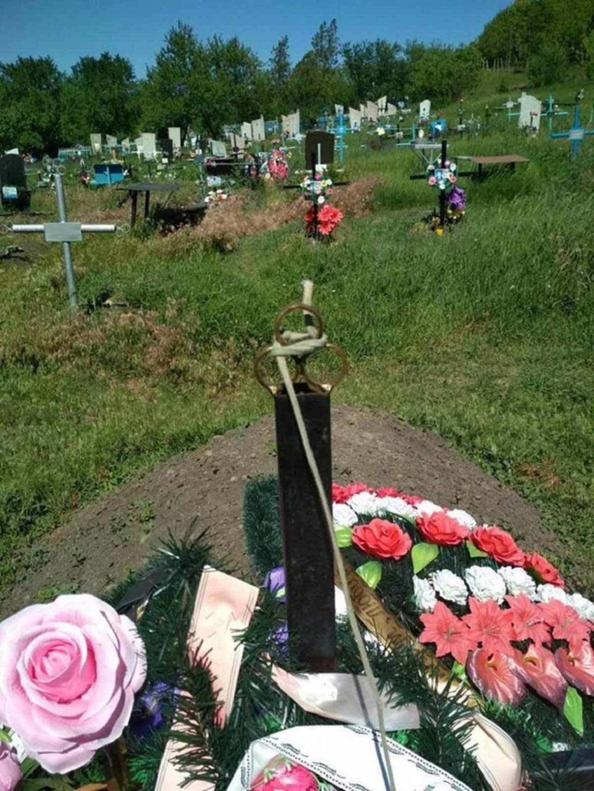 Imagini teribile, surprinse în cimitir! Nu a suportat moartea soţiei şi s-a spânzurat de crucea ei