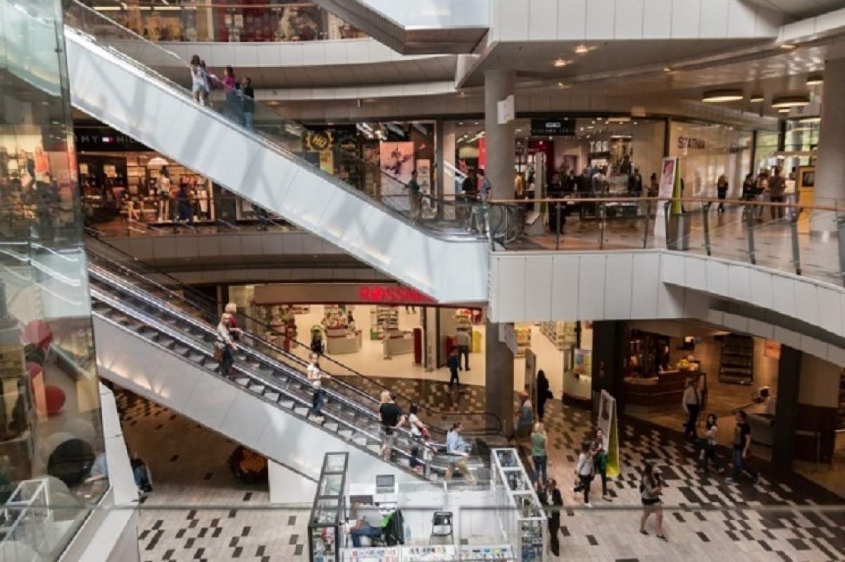 Scene şocante la un mall din Bucureşti! Un bărbat s-a aruncat de la etaj