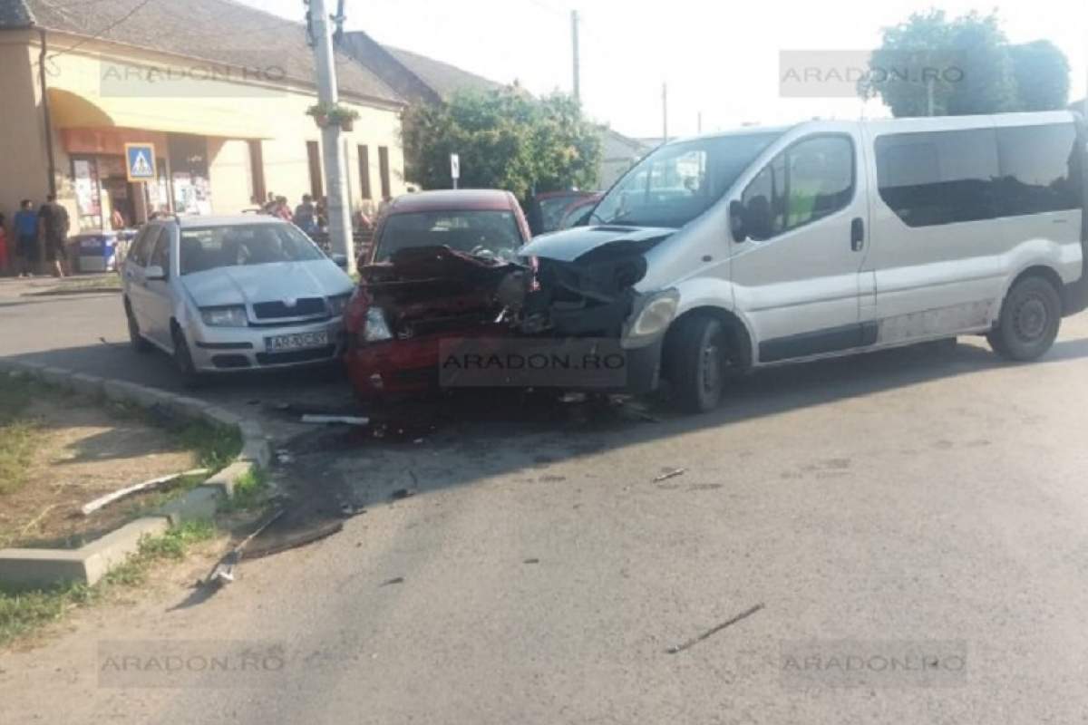 FOTO / Accident grav în Arad! Două autoturisme şi un microbuz s-au ciocnit puternic