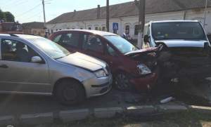 FOTO / Accident grav în Arad! Două autoturisme şi un microbuz s-au ciocnit puternic